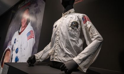 Jaqueta usada por Buzz Aldrin, 2° homem a pisar na Lua, é vendida por R$ 14,6 milhões