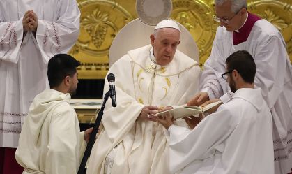 Papa pede desculpas a indígenas por “políticas opressivas e injustas" no Canadá
