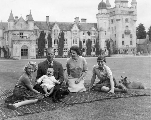 A rainha Elizabeth II e o príncipe Philip fazem um piquenique com três de seus filhos fora de Balmoral em 1960 / Keystone/Getty Images