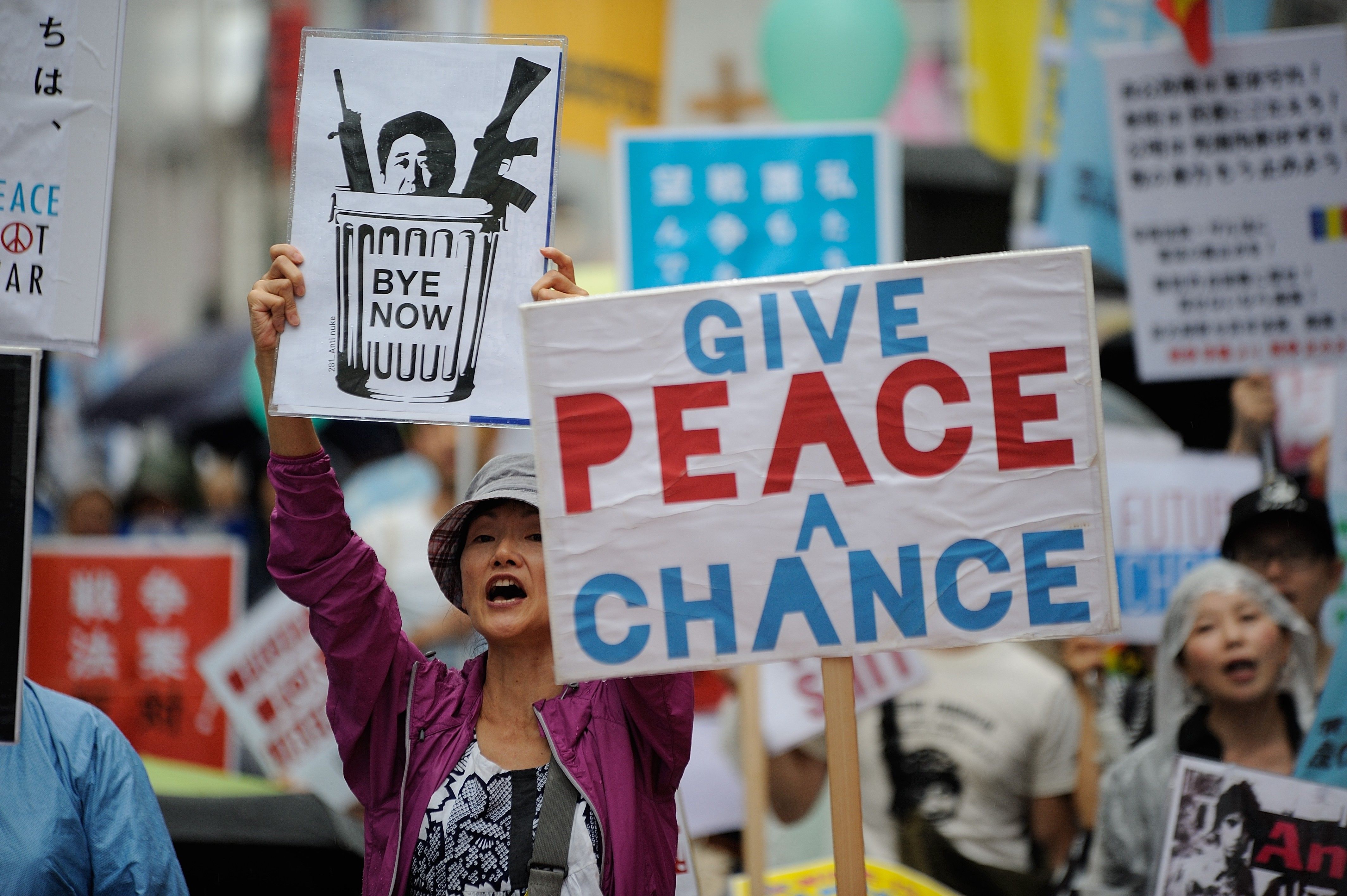 Protestos pacifistas contra o governo japonês, em Tóquio, e as políticas de segurança de Shinzo Abe, em setembro de 2015. / Getty Images