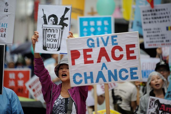 Protestos pacifistas contra o governo japonês, em Tóquio, e as políticas de segurança de Shinzo Abe, em setembro de 2015. / Getty Images