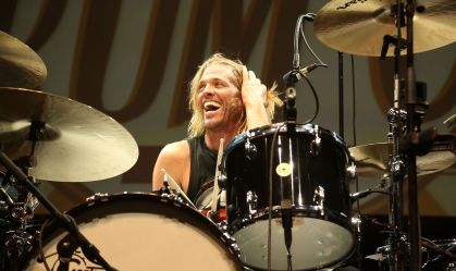 Foo Fighters faz tributo a Taylor Hawkins com filho do músico e estrelas do rock