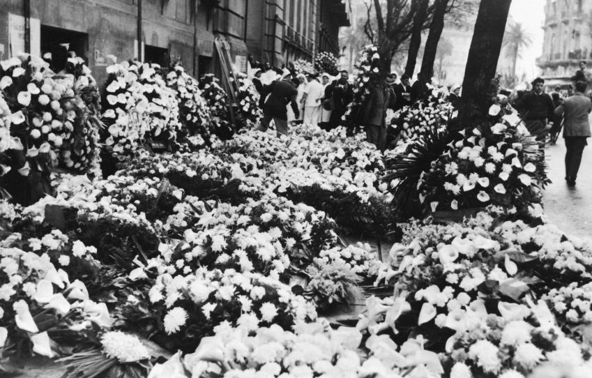 Flores se acumularam em frente ao Ministério do Trabalho e do Bem-Estar em Buenos Aires após a morte de Eva Perón / Bettmann Archive
