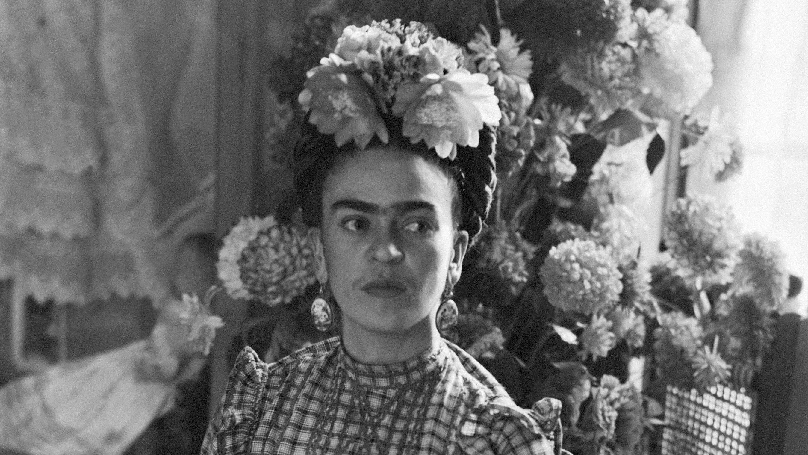 Frida Kahlo, pintora mexicana e esposa de Diego Rivera, é retratada nesta fotografia