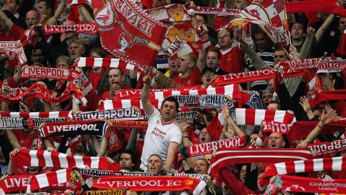 Torcedores do Liverpool acenam bandeiras e cachecóis antes da partida de volta da semifinal da Liga dos Campeões da UEFA entre Liverpool e Chelsea em Anfield em 3 de maio de 2005 em Liverpool, Inglaterra