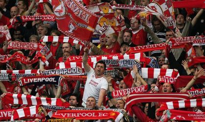 Torcedores do Liverpool acenam bandeiras e cachecóis antes da partida de volta da semifinal da Liga dos Campeões da UEFA entre Liverpool e Chelsea em Anfield em 3 de maio de 2005 em Liverpool, Inglaterra