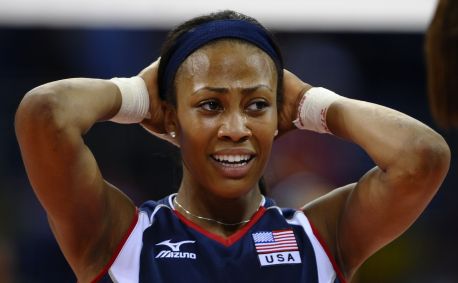 Kimberly Glass dos EUA reage após vencer sua partida semifinal contra Cuba no vôlei feminino durante os Jogos Olímpicos de Pequim 2008