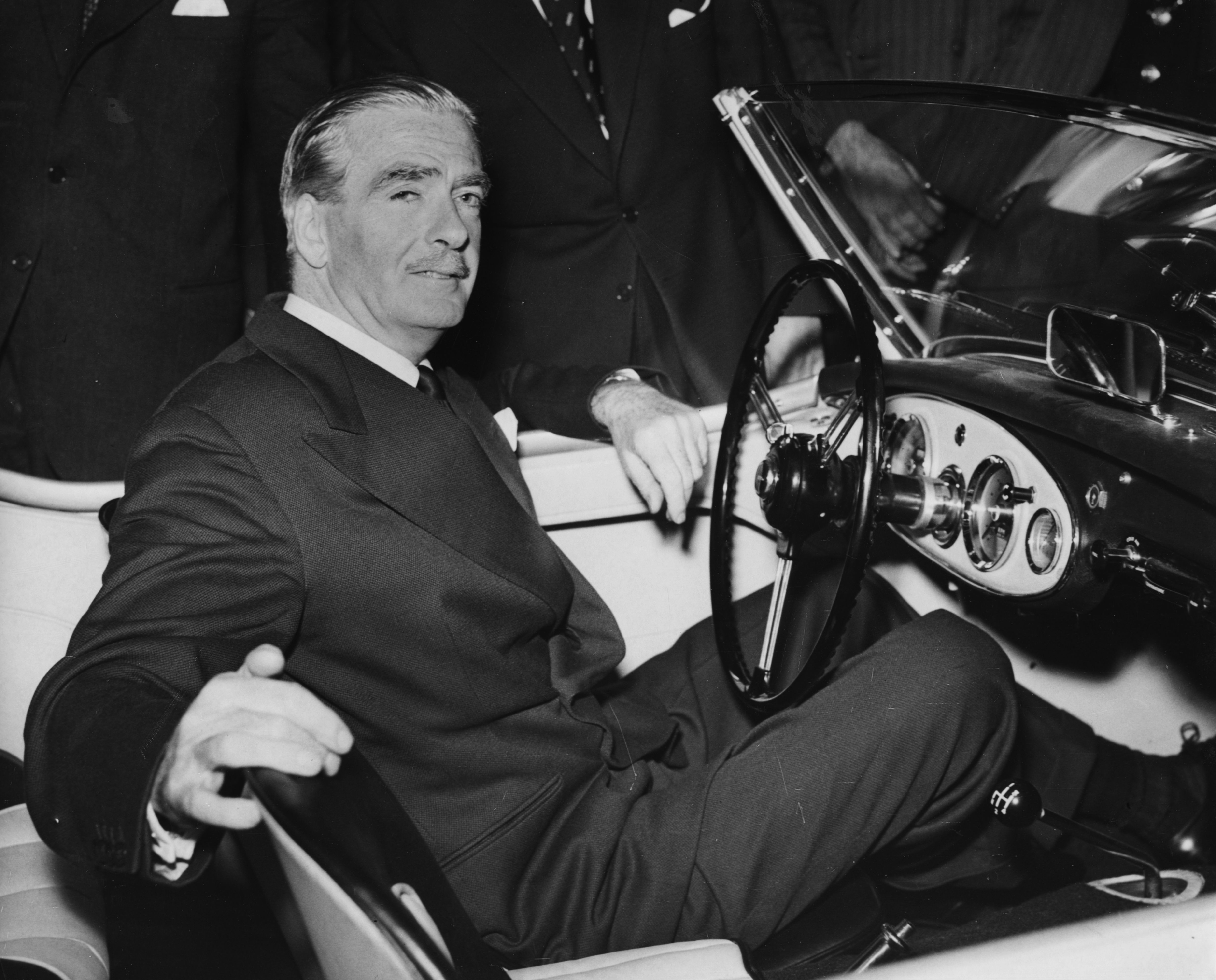 Sir Anthony Eden, primeiro-ministro britânico entre 1955 e 1957 / Photo by Jimmy Sime/Central Press/Getty Images