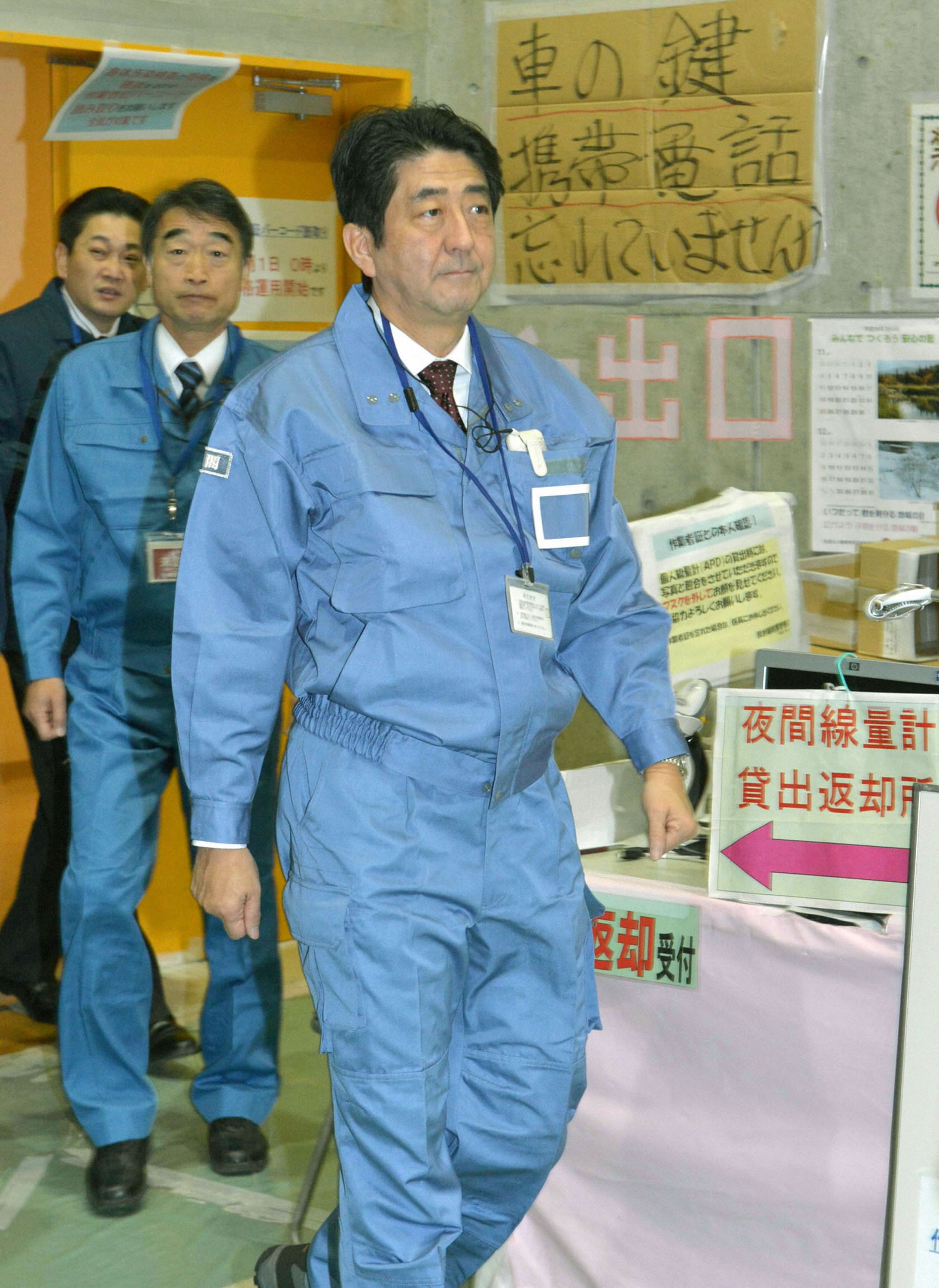 Primeiro-ministro Shinzo Abe em visita ao centro de resposta à crise de Fukushima, em dezembro de 2012. / Kyodo News Stills via Getty Imag