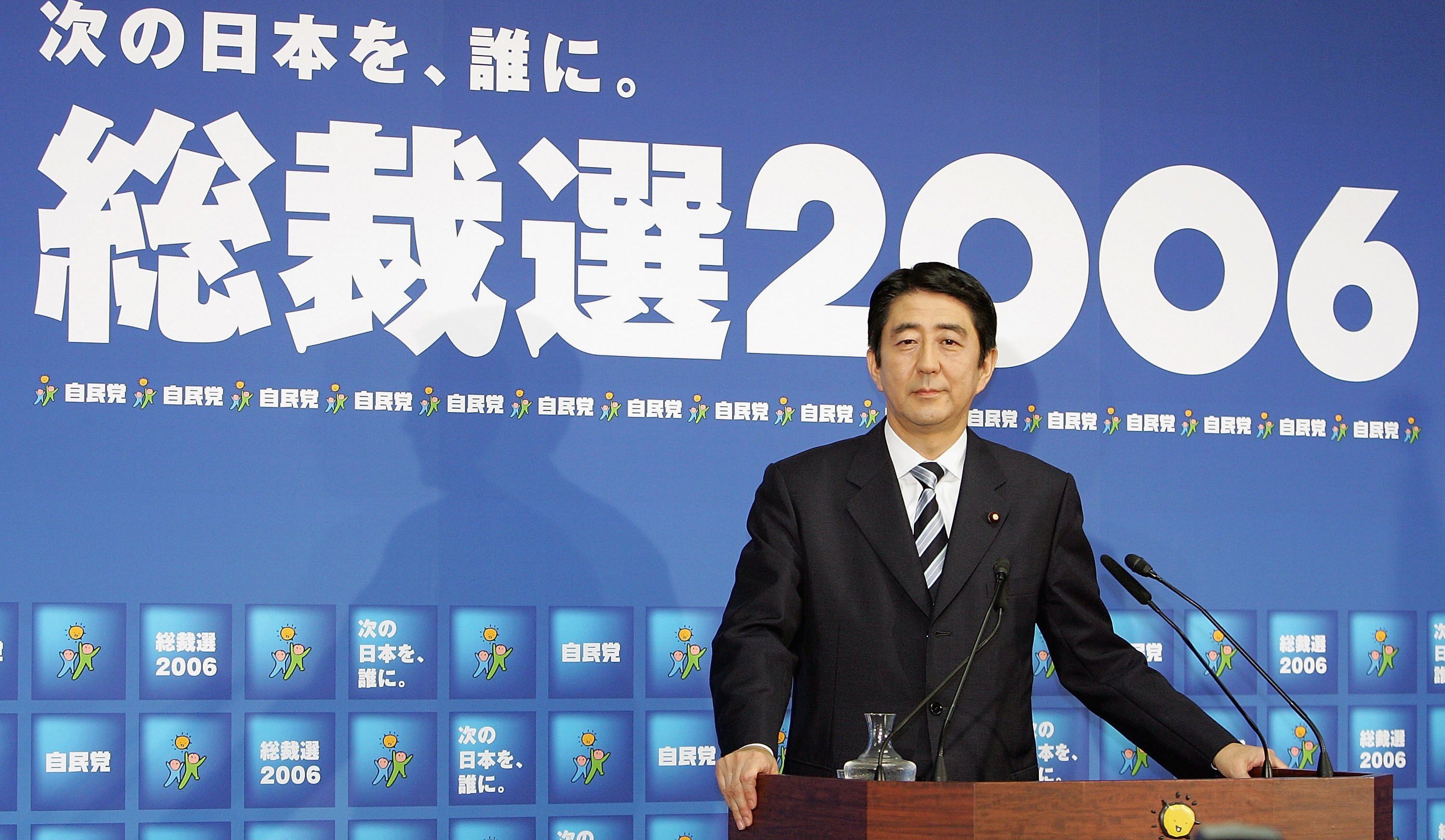 Shinzo Abe após ser eleito presidente do Partido Democrático Liberal (LDP), em setembro de 2006. / Getty Images
