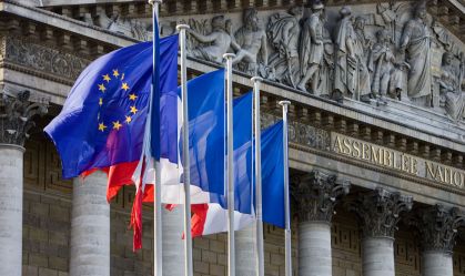 Primeira-ministra da França sobrevive a moção de desconfiança do Parlamento