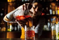 Mais estados americanos querem permitir que adolescentes trabalhem servindo álcool em bares
