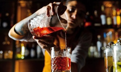 Mais estados americanos querem permitir que adolescentes trabalhem servindo álcool em bares