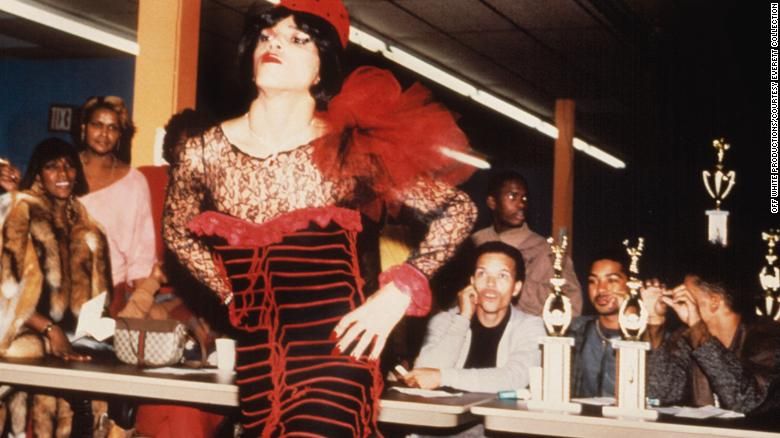 Nesta cena de "Paris is Burning", um artista está competindo em um baile - um evento para artistas queer e trans para mostrar sua beleza e talento / Off White Productions / Everett Collection / Divulgação