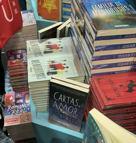 Livros populares entre adolescentes ganham lugar privilegiado nos estandes da Bienal do Livro em São Paulo / Luana Franzão/CNN