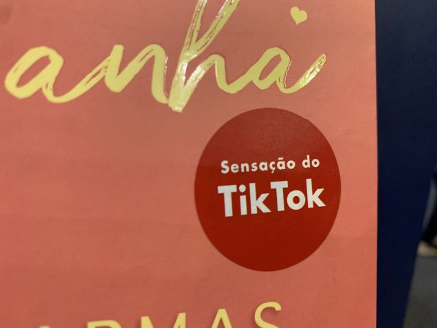Alguns livros estão recebendo selos de "Sensação do TikTok" para impulsionar a venda entre o público mais jovem / Luana Franzão/CNN