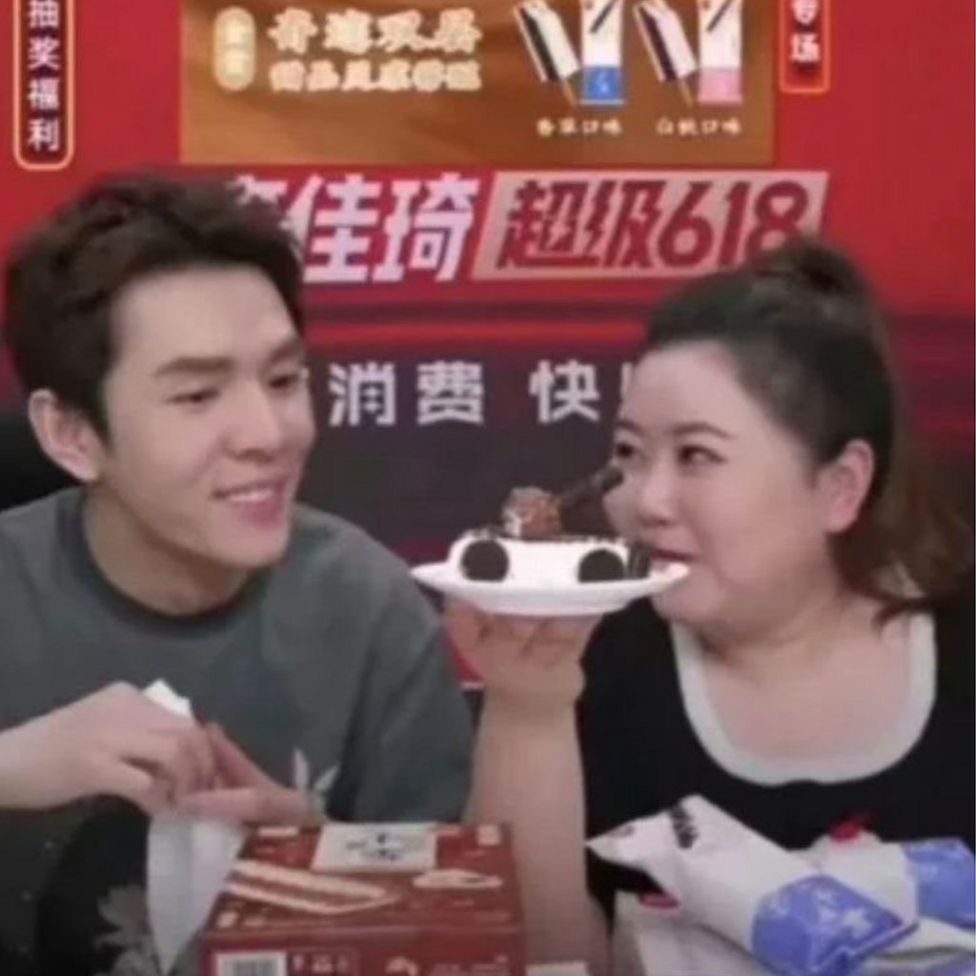 Influencer Li Jiaqi (à esquerda)