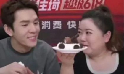 Influencer Li Jiaqi (à esquerda)