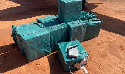 FAB intercepta avião e PF apreende mais de 600 kg de pasta base de cocaína