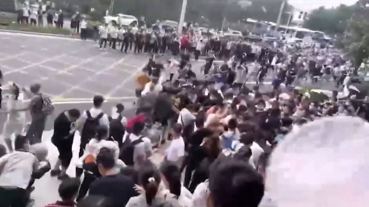 Tensão entre polícia e manifestantes na China / Cortesia?CNN
