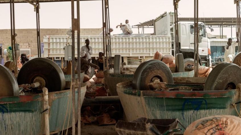 Fresadoras moem minério de ouro na usina de moagem de al-Ibaidiya, no Sudão / Alex Platt / CNN