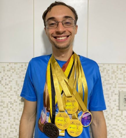 Lucas Tejedor e as diversas medalhas conquistadas em competições estudantits / Lucas Tejedor/Arquivo Pessoal