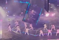 Telão cai durante show de boyband na China e atinge integrantes no palco