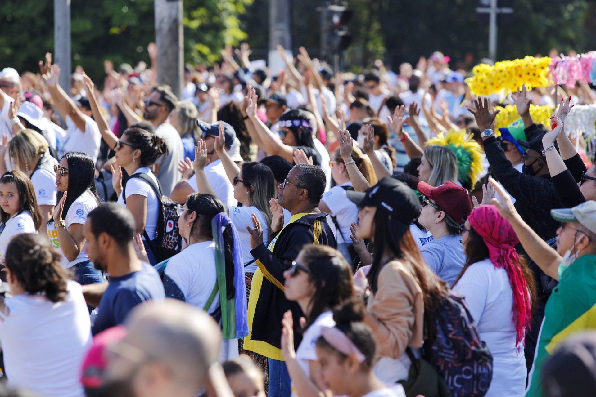 Teorias conspiratórias nutrem religiosidade atualmente, diz teólogo