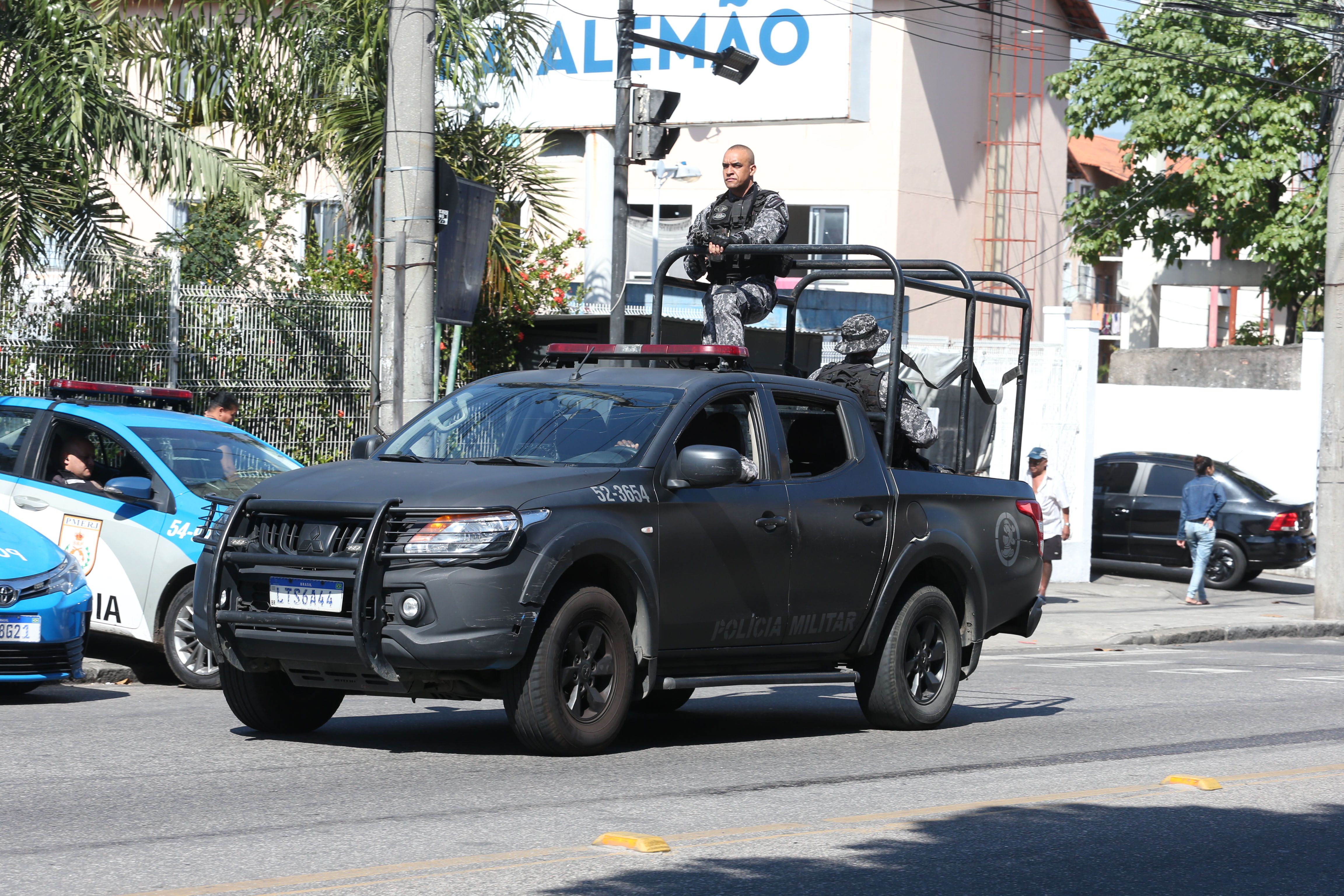 Movimentação policial após operação que deixou 18 pessoas mortas no Complexo do Alemão, no Rio de Janeiro