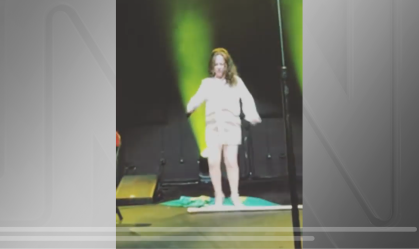 Bebel Gilberto samba em cima de bandeira do Brasil e pede desculpas