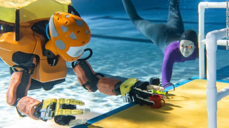 Robô mergulhador OceanOneK passa por um teste de agarrar um objeto em uma piscina de Stanford / Andrew Brodhead / Stanford News Service