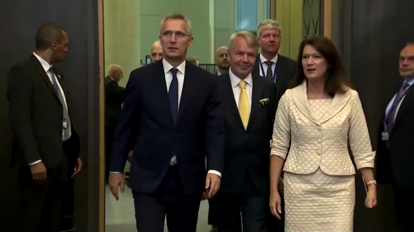 Secretário-geral da Otan, Jens Stoltenberg, com os ministros das Relações Exteriores de Finlândia e Suécia. / Reuters