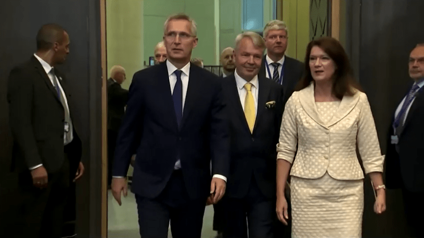 Secretário-geral da Otan, Jens Stoltenberg, com os ministros das Relações Exteriores de Finlândia e Suécia. / Reuters