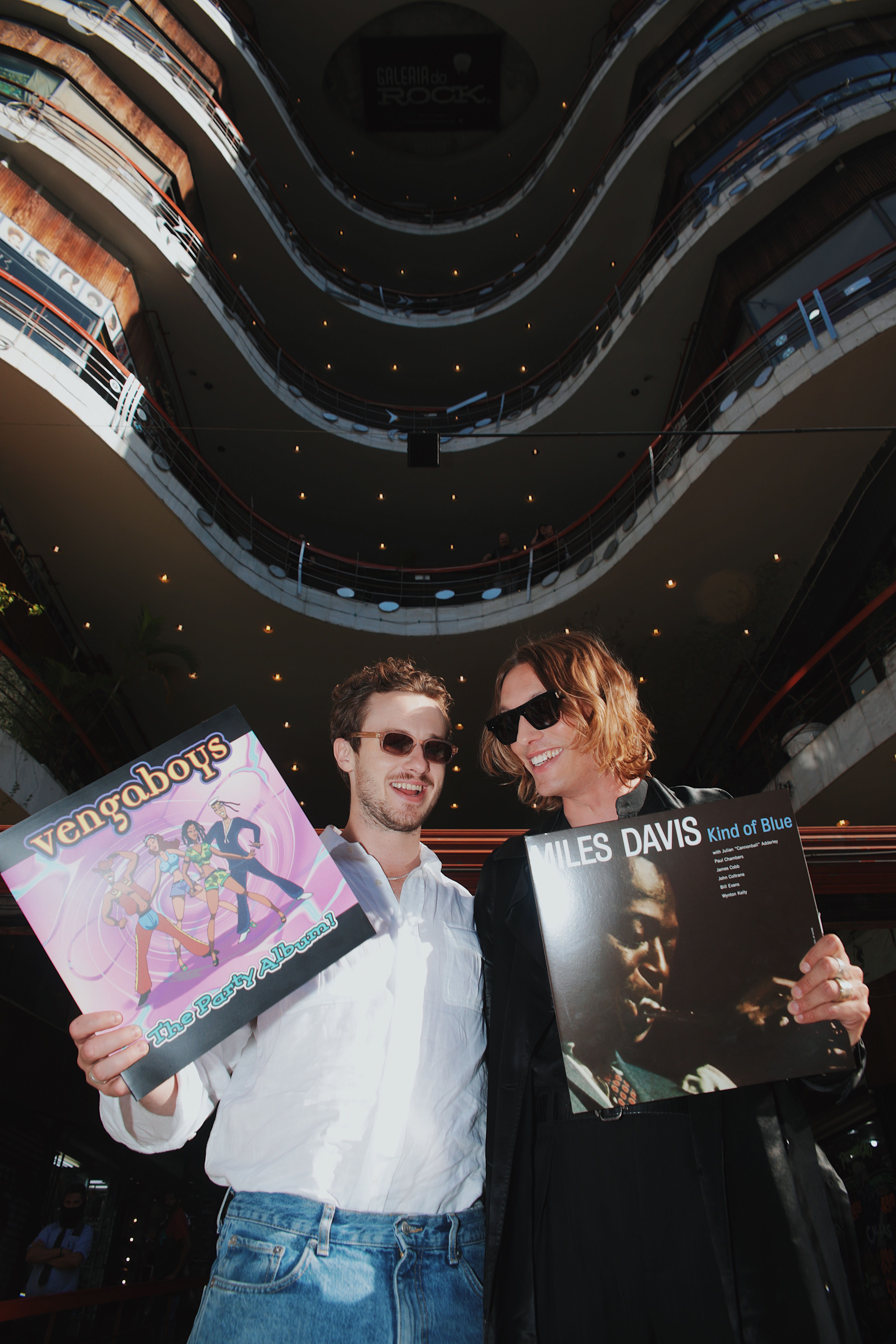 Joseph Quinn (esq.) e Jamie Campbell Bower (dir.), "Eddie" e "Vecna" de Stranger Things, posam com seus discos favoritos na Galeria do Rock, no centro de São Paulo / Netflix / Reprodução