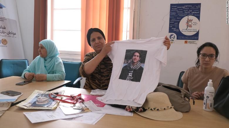 Samia Jabloun segura uma camiseta com a foto de seu filho, Fadi, que desapareceu no Mediterrâneo em 17 de fevereiro de 2021 / David McKenzie / CNN