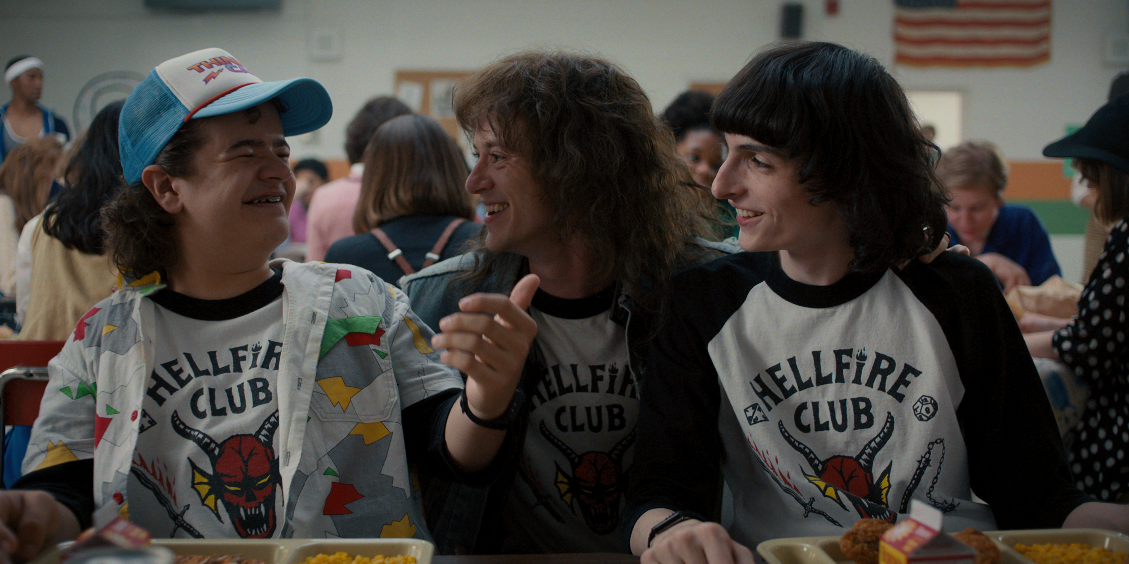 Eddie Munson com seus colegas do clube "Hellfire", Dustin (esq.) e Mike (dir.) / Netflix