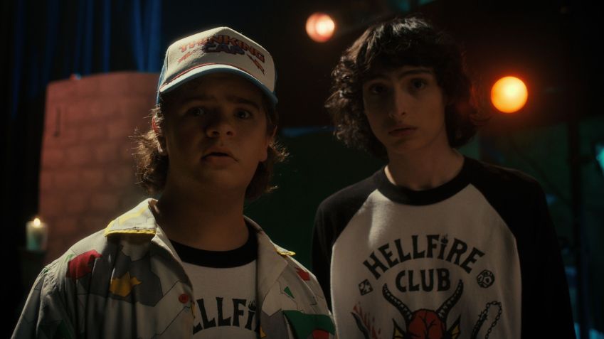 Gaten Matarazzo, como Dustin Henderson, e Finn Wolfhard, como Mike Wheeler, na quarta temporada de Stranger Things. / Netflix / Cortesia