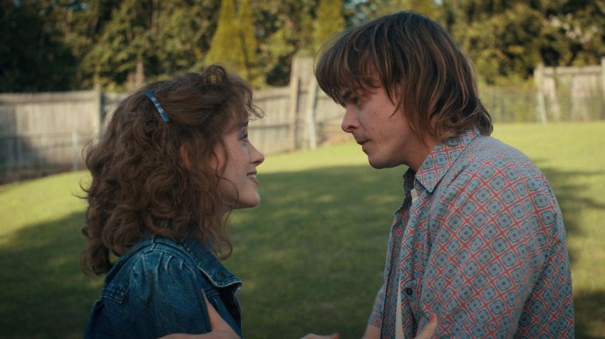 Nancy e Jonathan em cena da quarta temporada de Stranger Things. / Netflix / Cortesia