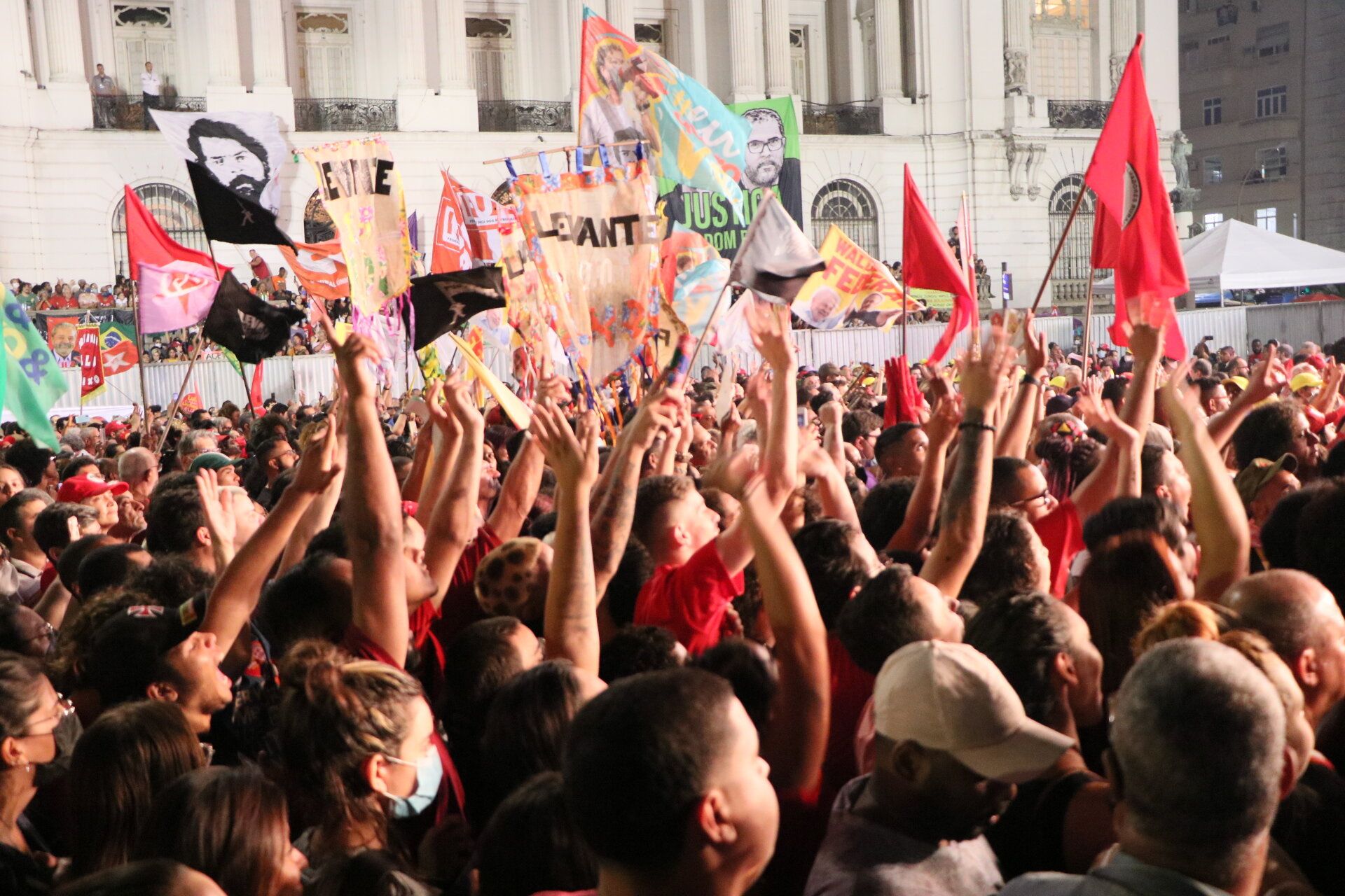 Lula participa de evento político com aliados na Cinelândia (RJ)