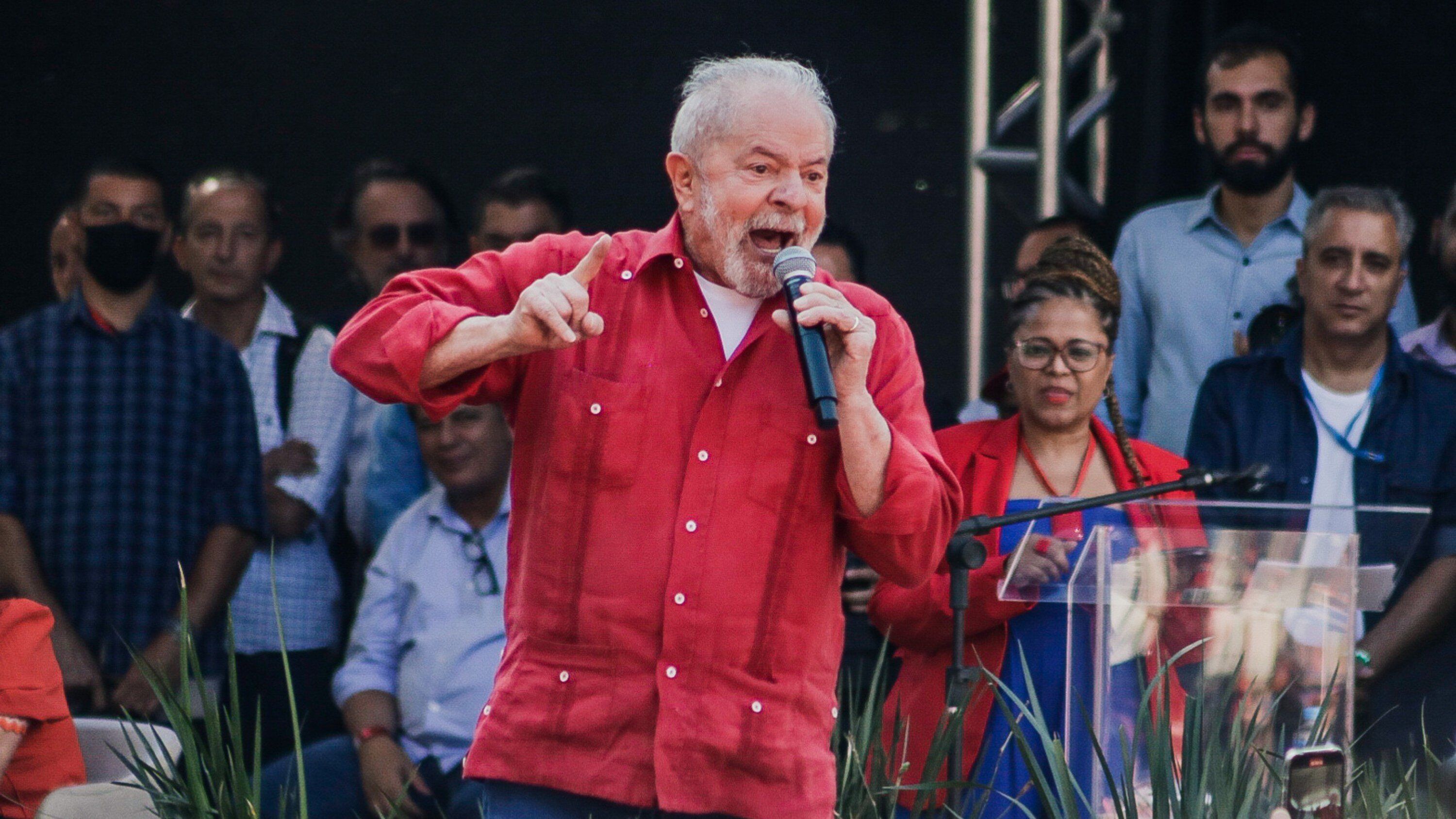 Lula discursando em Diadema no feriado de 9 de Julho