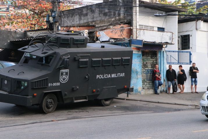 As Polícias Militar e Civil iniciaram, na madrugada desta quinta-feira (21), uma operação conjunta no Complexo do Alemão, na zona norte do Rio de Janeiro. / JOSE LUCENA/THENEWS2/ESTADÃO CONTEÚDO