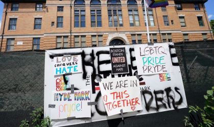 EUA: Projeto de habitação para idosos LGBTQIA+ de Boston é vandalizado