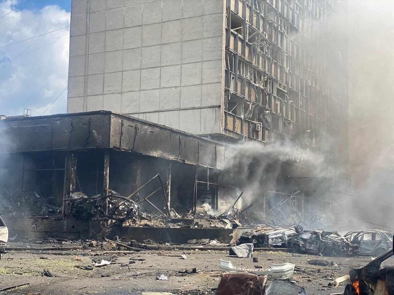 Prédio destruído após ataque militar em Vinnytsia, na Ucrânia