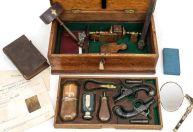 Kit antigo para matar vampiros desencadeia guerra de lances em leilão