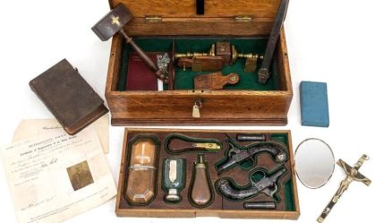 Kit antigo para matar vampiros desencadeia guerra de lances em leilão