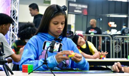 De distração na pandemia aos campeonatos: jovem resolve 32 cubos mágicos