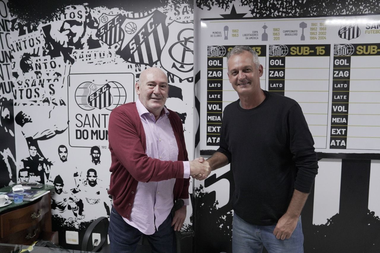 Andrés Rueda, presidente do Santos, com o novo técnico do clube / Divulgação/ Santos FC