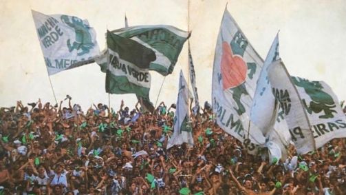 Justiça de São Paulo libera volta das bandeiras com mastro nos estádios; na imagem, bandeiras da Torcida Mancha Verde, organizada do Palmeiras