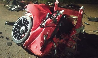 Motorista perde o controle de Porsche, capota e se choca com árvore em Londrina