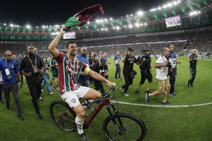 De bicicleta, Fred dá volta olímpica no Maracanã na sua despedida dos gramados
